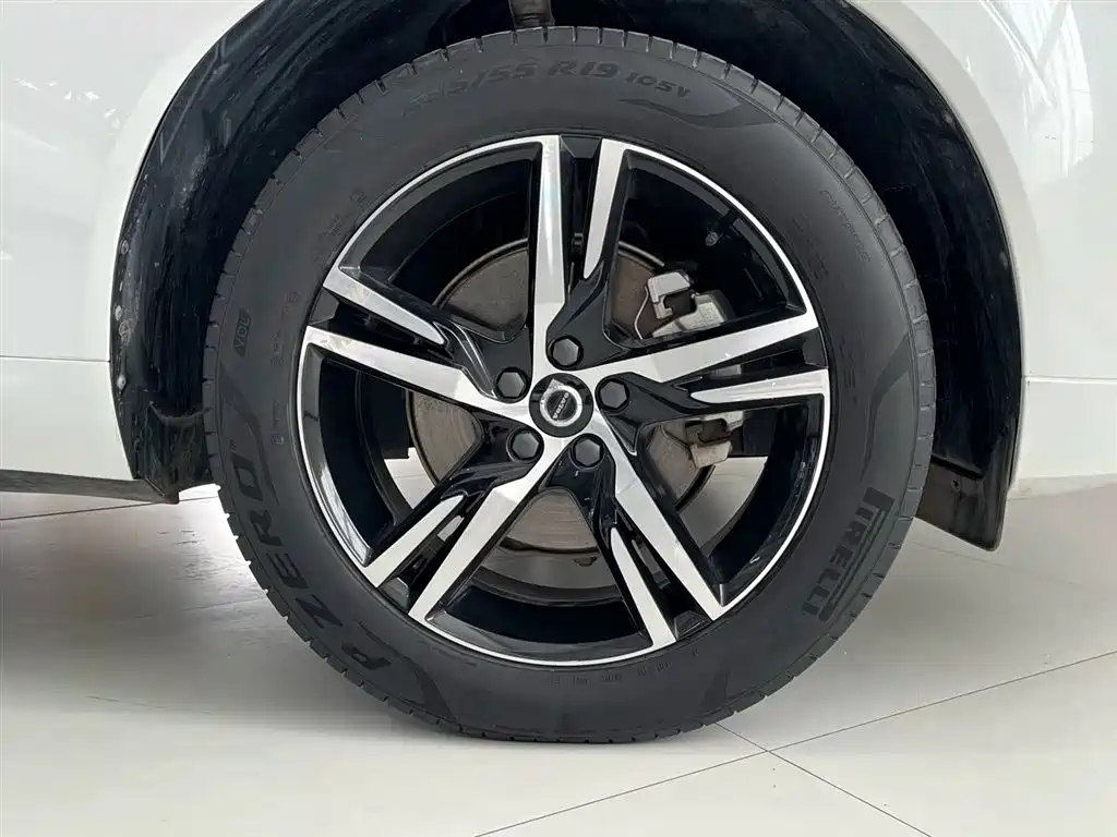 Volvo XC60 2022 — фото 14