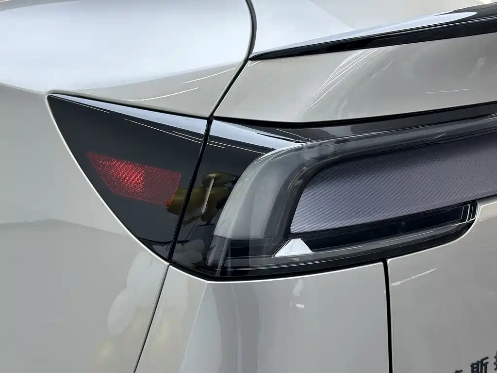 Tesla Model Y L 2026 — фото 12