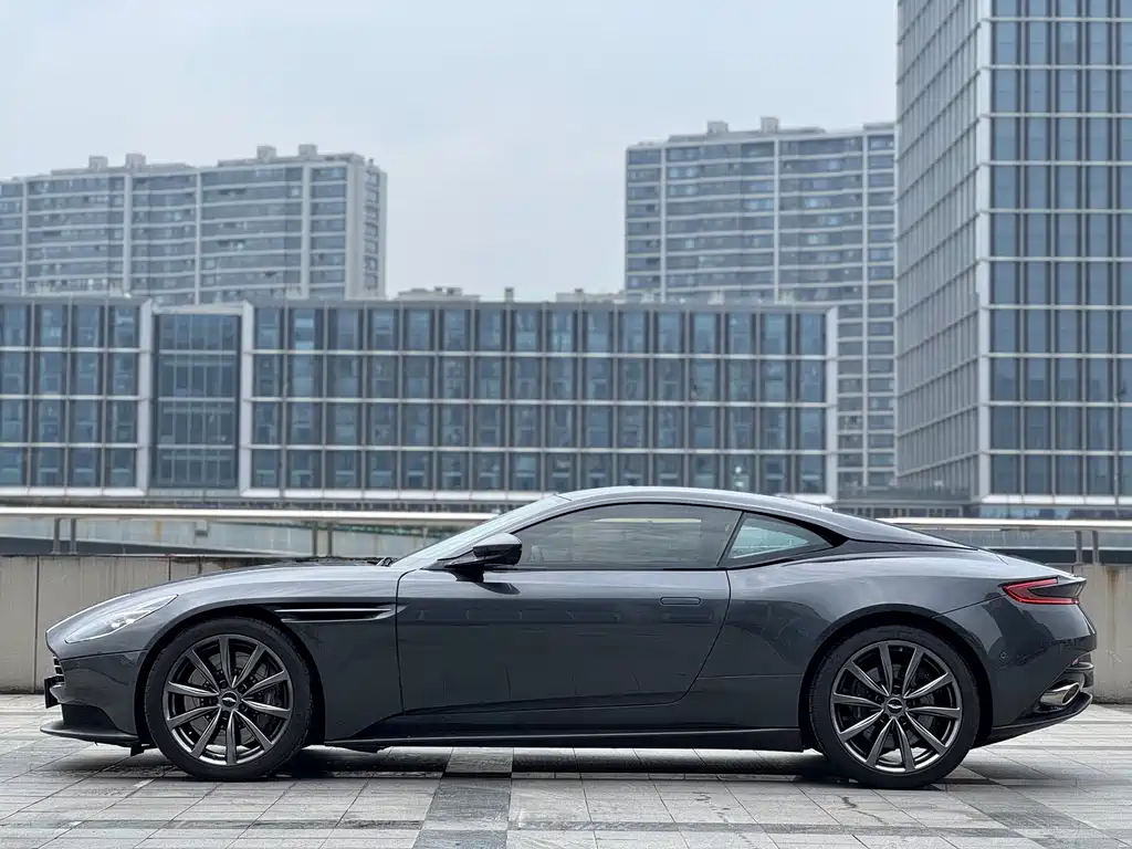 Aston Martin DB11 2020 — фото 17