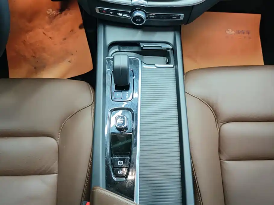 Volvo XC60 2023 — фото 16
