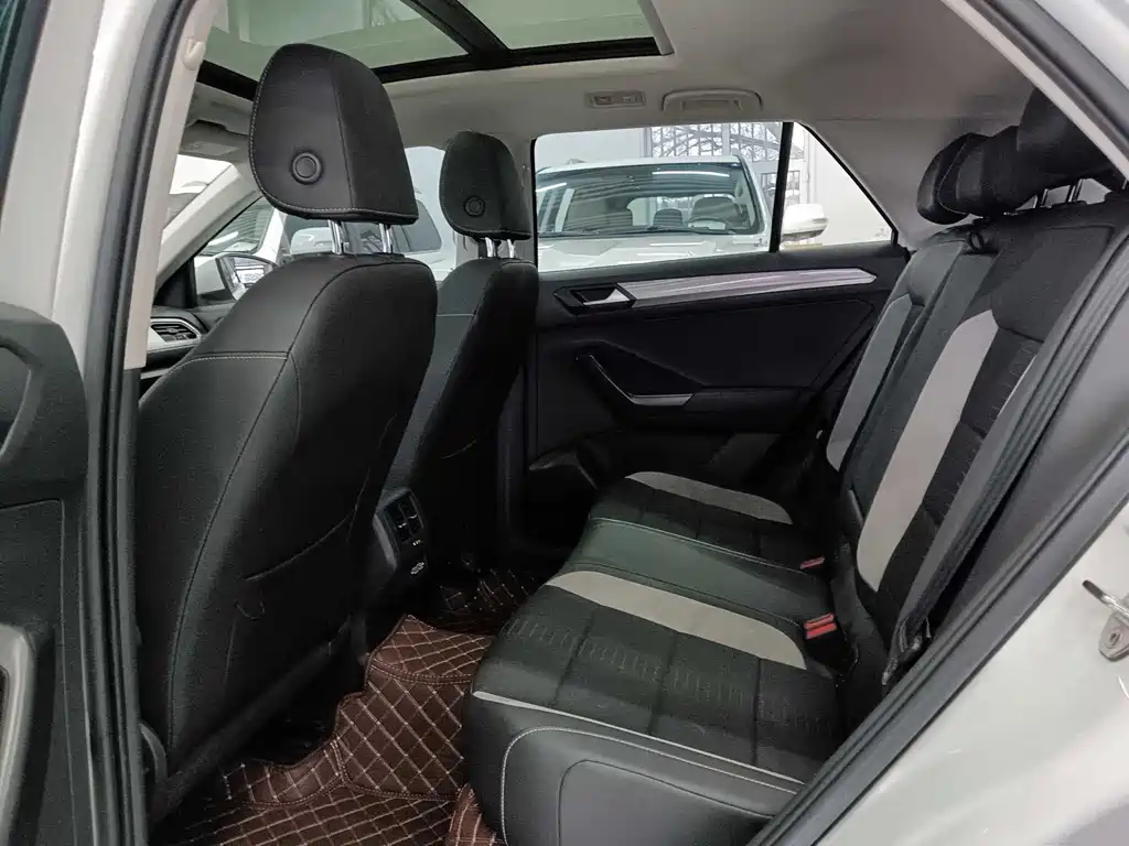 Volkswagen T-Roc 2023 — фото 15