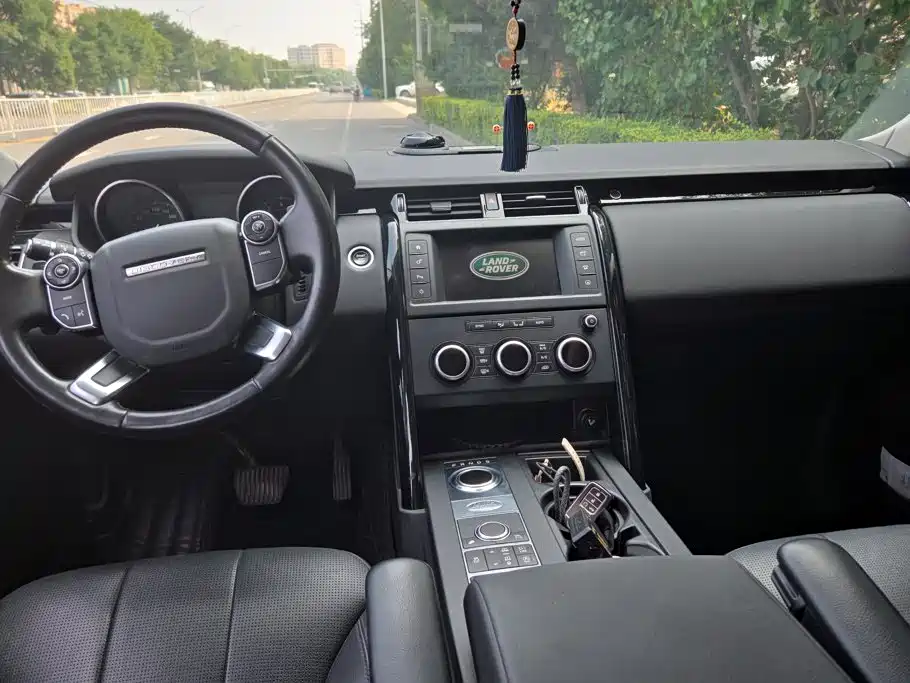 Land Rover Discovery 2017 — фото 12