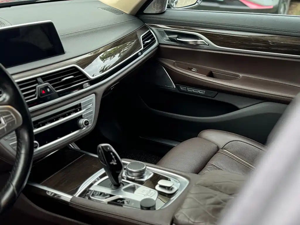 BMW 7 Series 2017 — фото 17