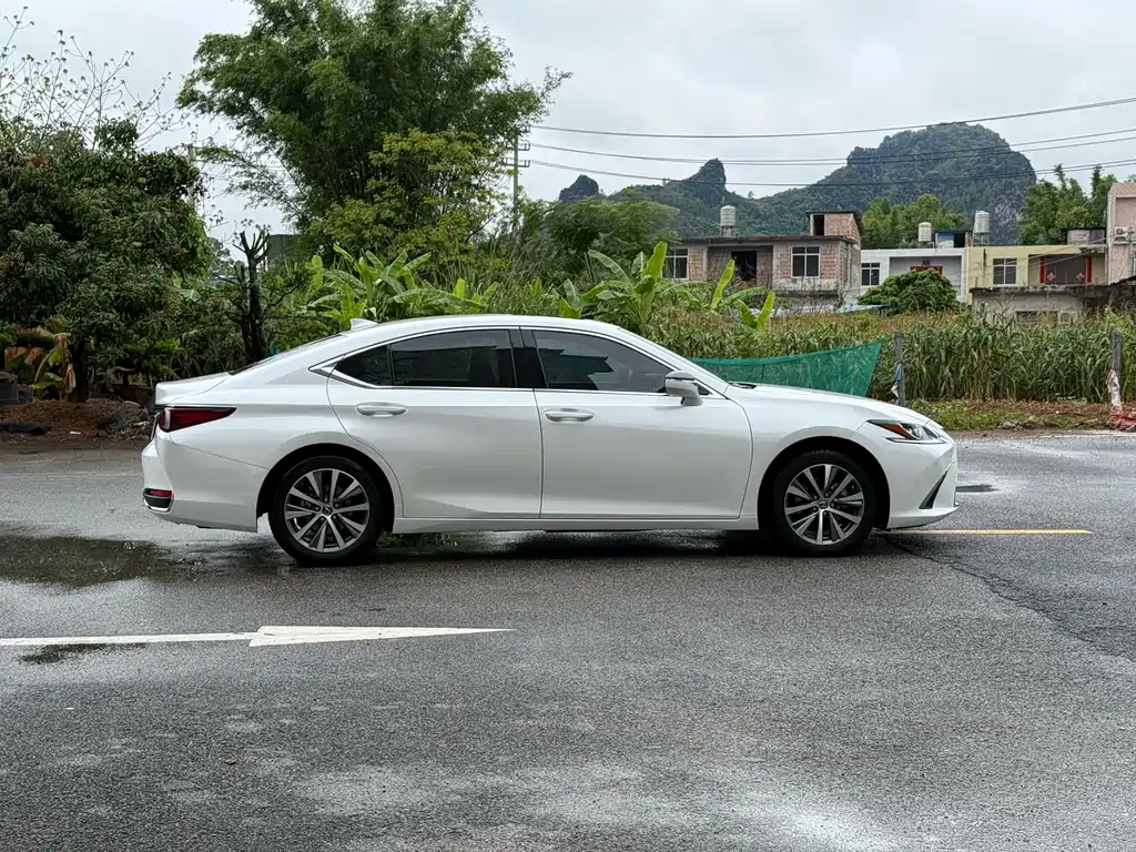 Lexus ES 2020 — фото 10
