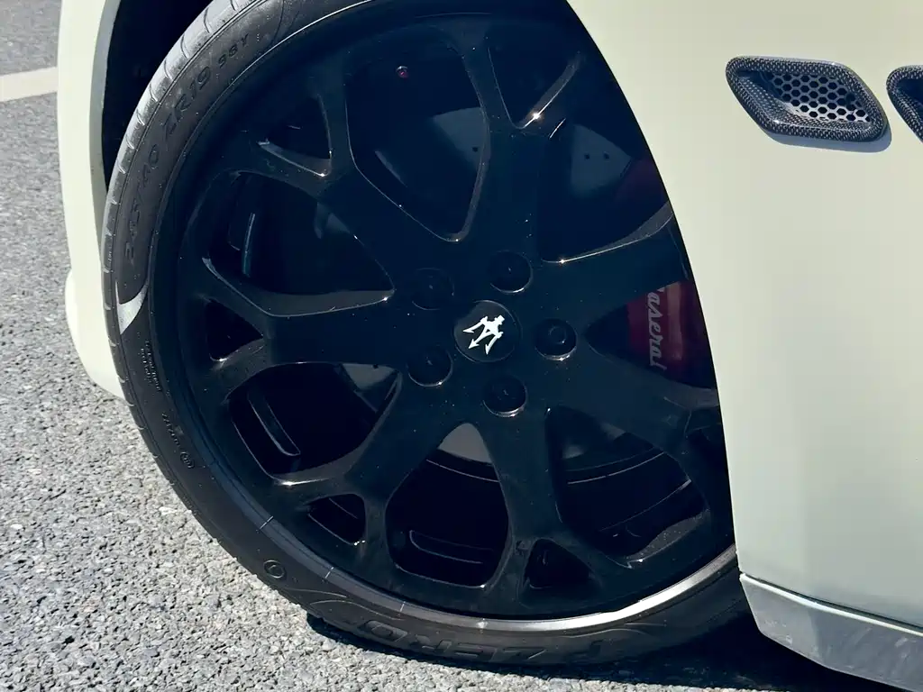 Maserati GranTurismo 2017 — фото 15