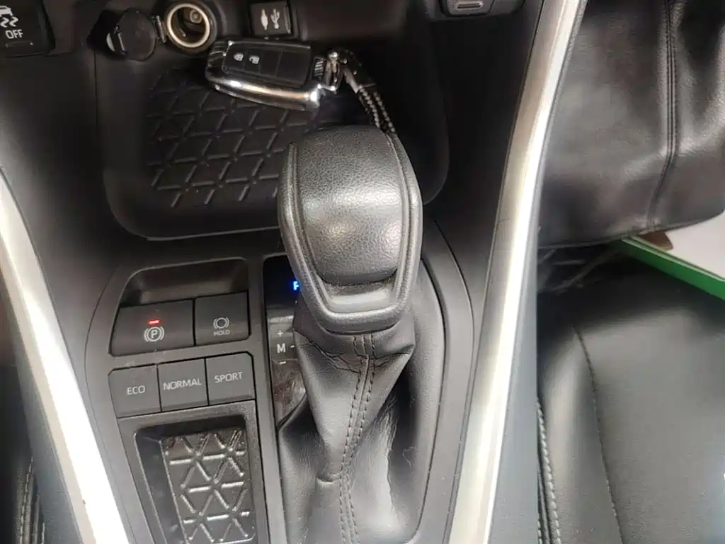 Toyota RAV4 2020 — фото 10