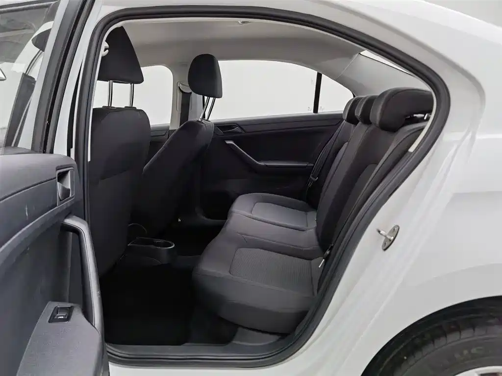 Volkswagen Jetta 2018 — фото 15