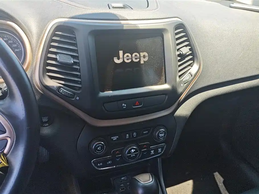Jeep Cherokee 2017 — фото 13