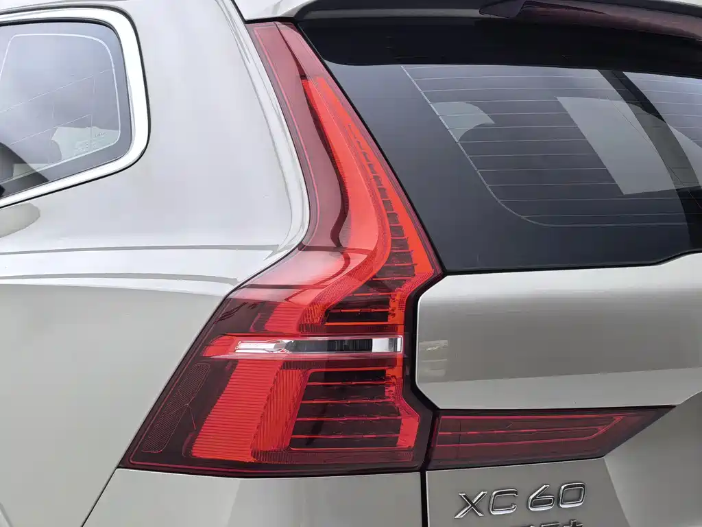 Volvo XC60 2018 — фото 31