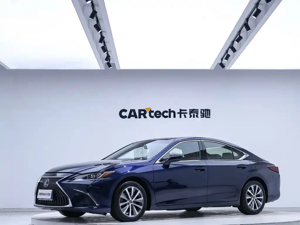 Lexus ES 2020 — фото 1
