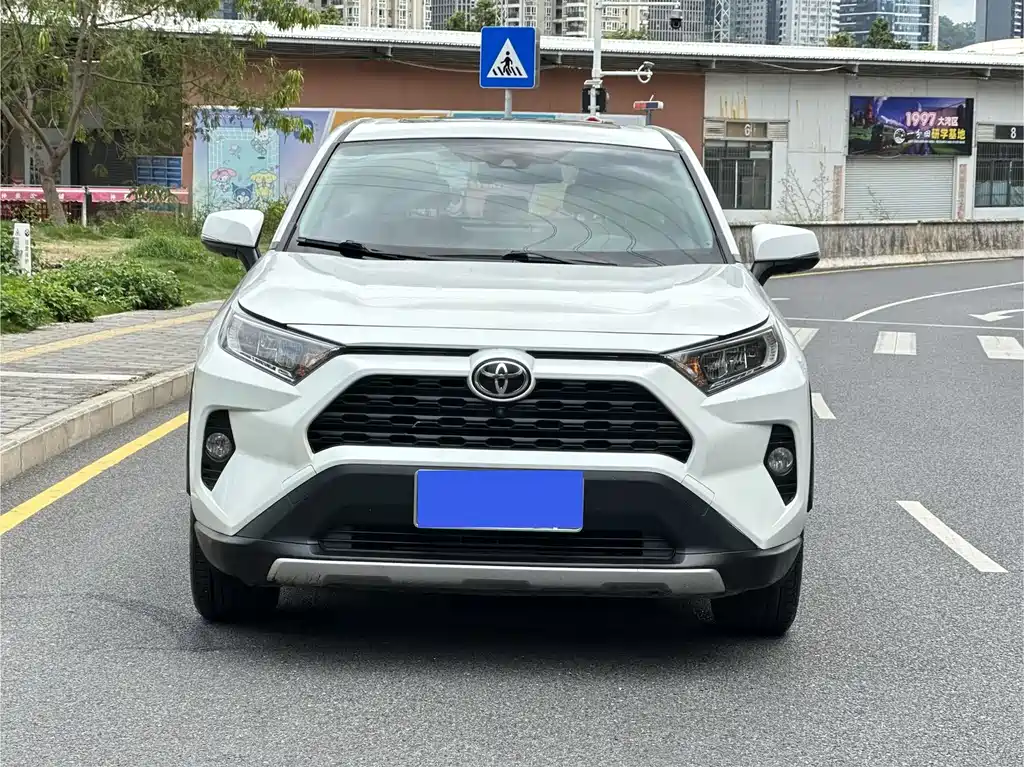 Toyota RAV4 2022 — фото 2