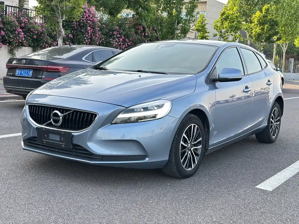 Volvo V40 2018 — фото 1