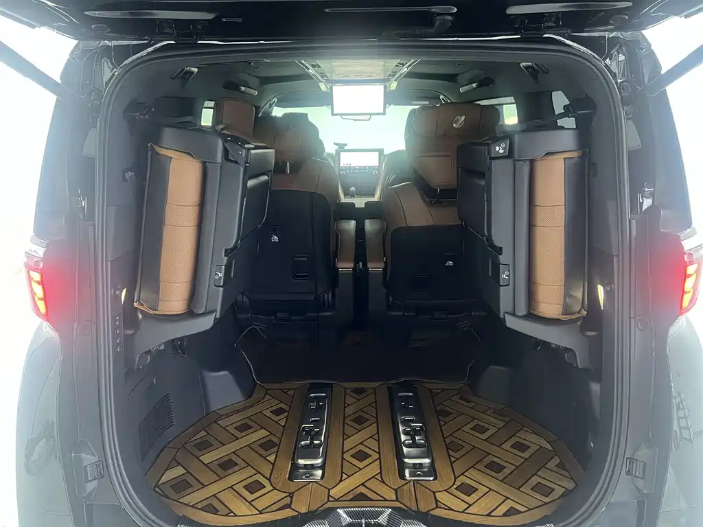 Toyota Alphard 2023 — фото 27