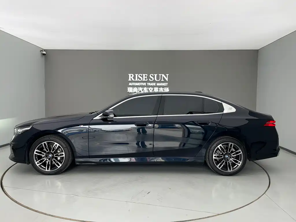 BMW 5 Series 2024 — фото 10