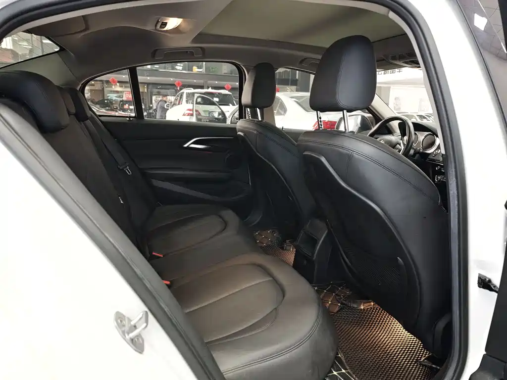BMW 1 Series 2018 — фото 15