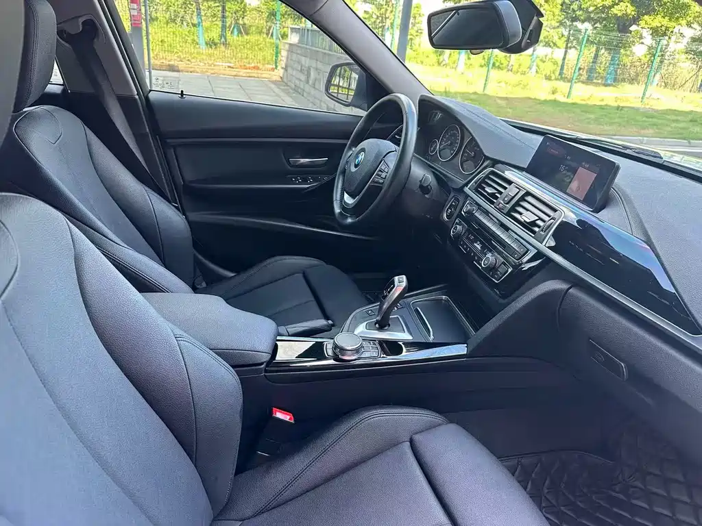 BMW 3 Series 2018 — фото 14