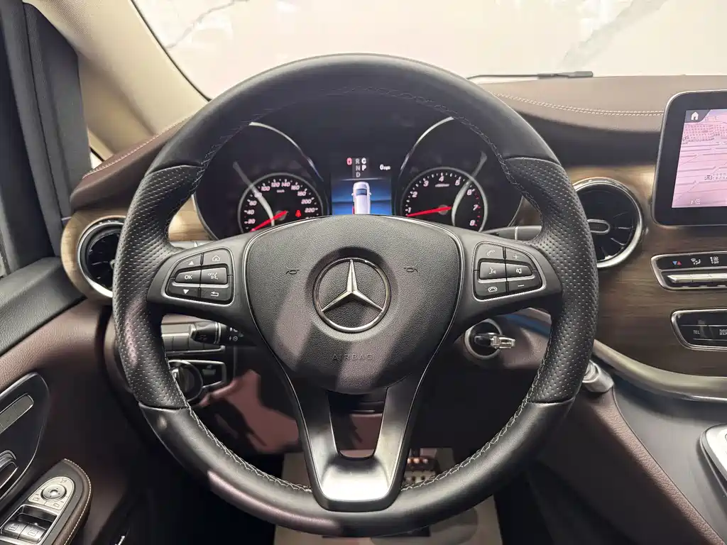 Mercedes-Benz V-Class 2023 — фото 13