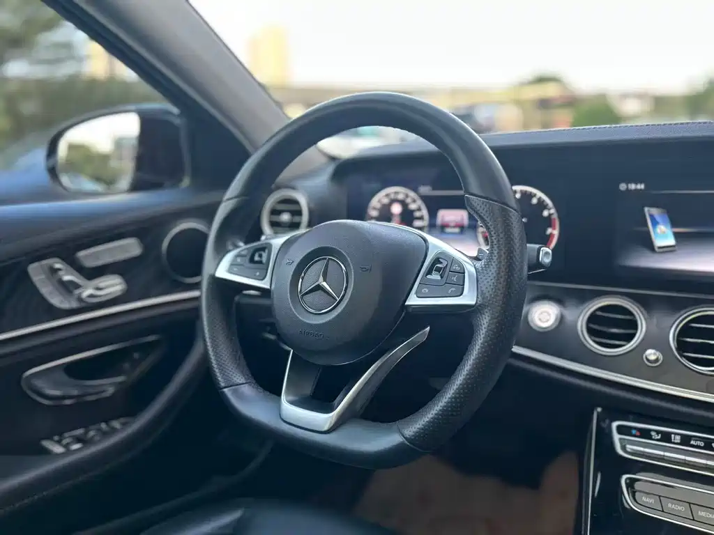 Mercedes-Benz E-Class 2017 — фото 17