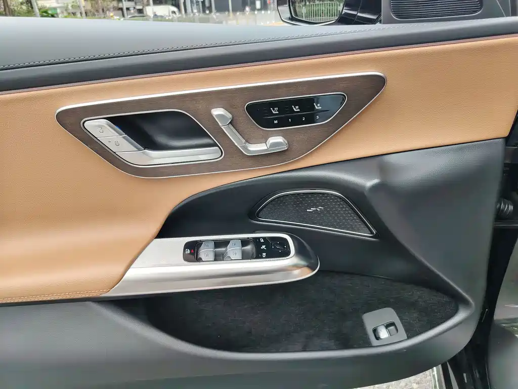Mercedes-Benz E-Class 2025 — фото 16