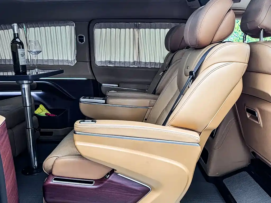 Mercedes-Benz V-Class 2022 — фото 23