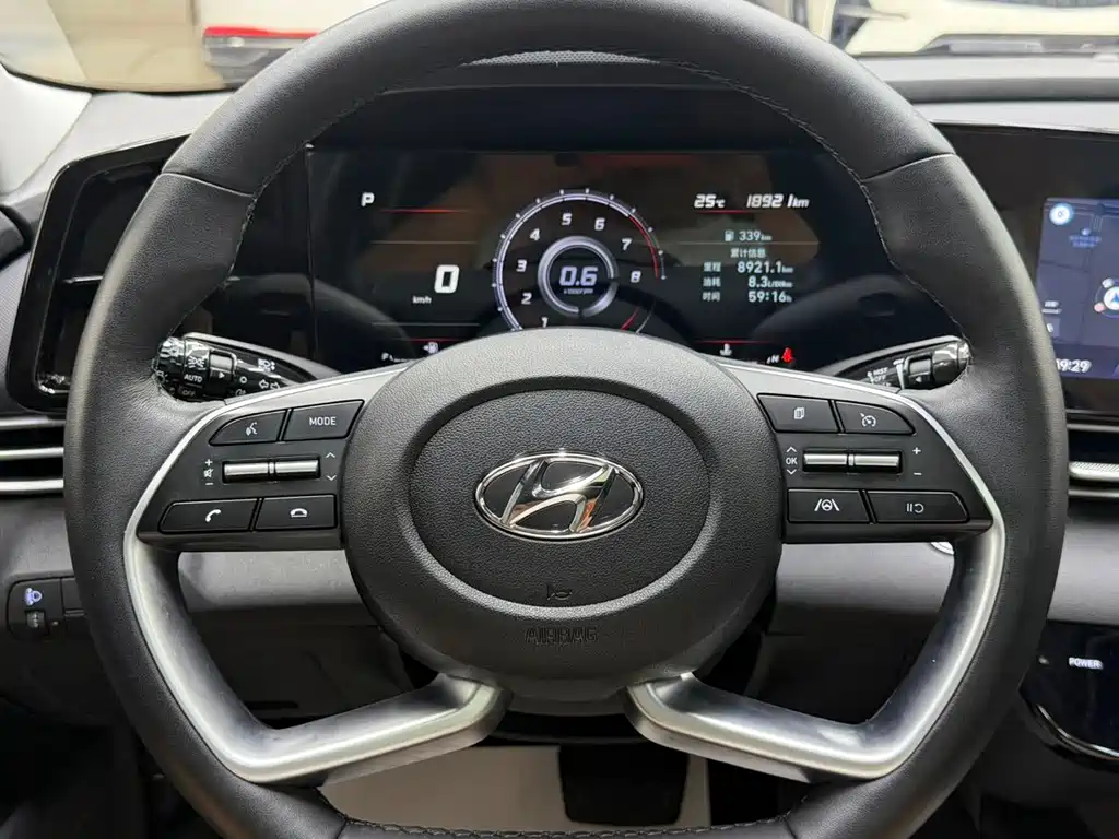 Hyundai Elantra 2023 — фото 16