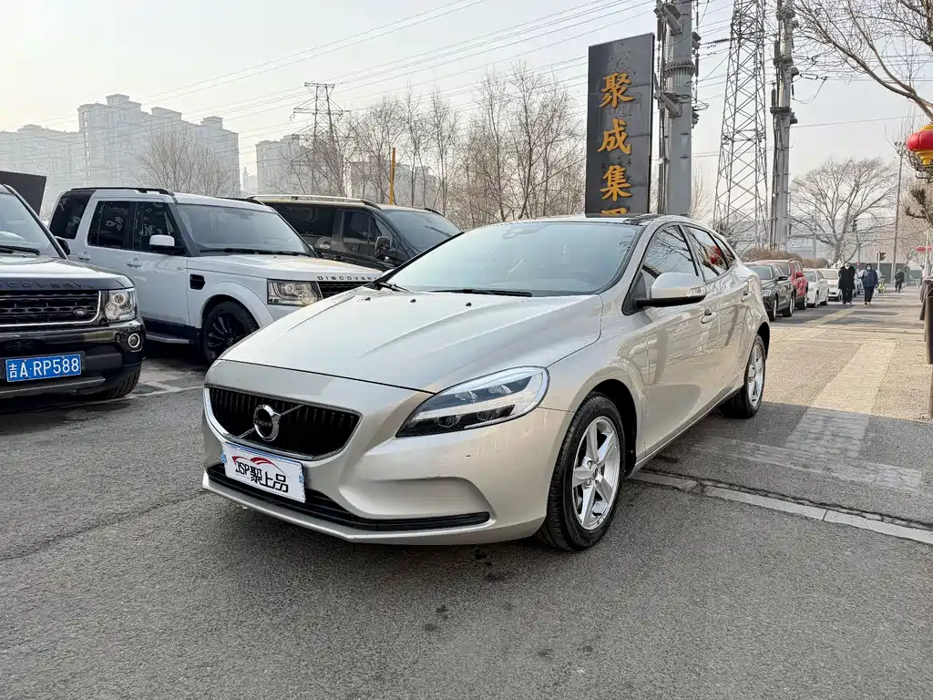 Volvo V40 2017 — фото 1