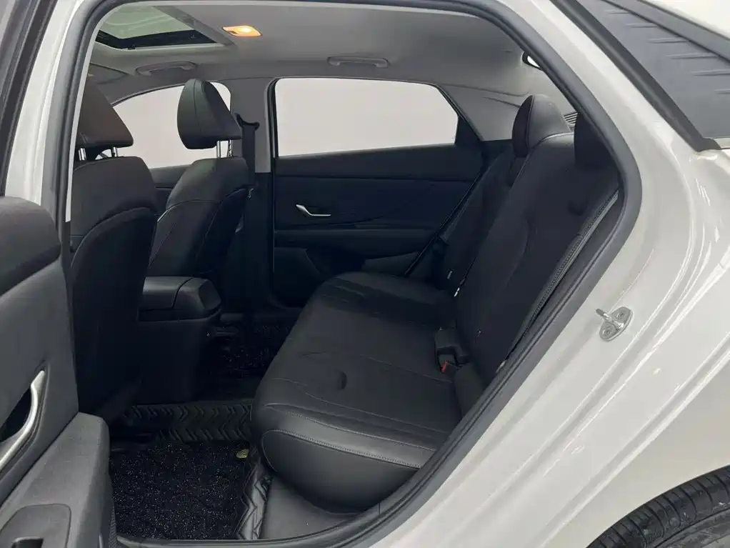 Hyundai Elantra 2022 — фото 15
