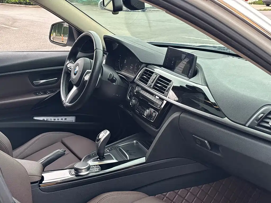 BMW 3 Series 2019 — фото 25
