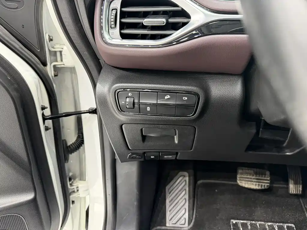 GAC Motor Trumpchi M6 2022 — фото 9
