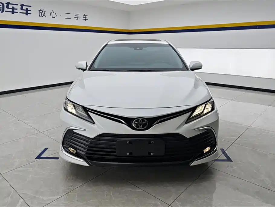 Toyota Camry 2022 — фото 2