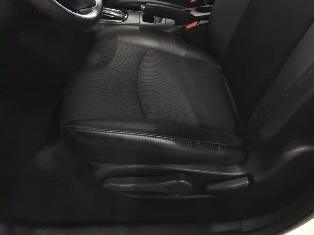 Nissan Tiida 2015 — фото 20