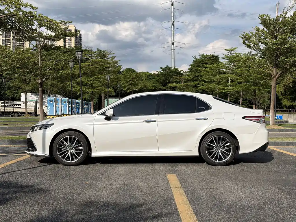 Toyota Camry 2021 — фото 7
