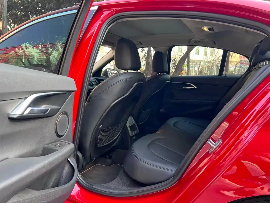 BMW 1 Series 2018 — фото 10