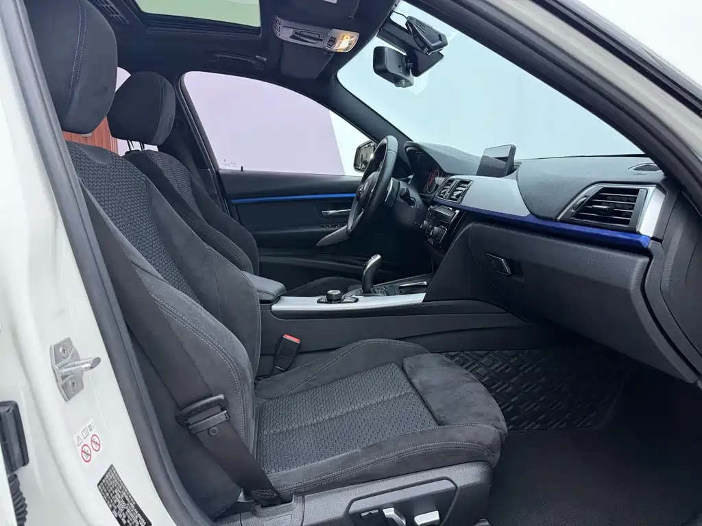 BMW 3 Series 2018 — фото 17