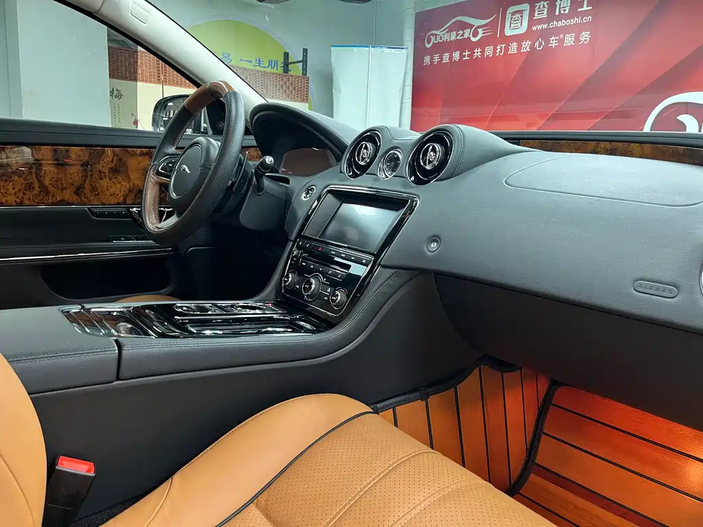Jaguar XJ 2015 — фото 18