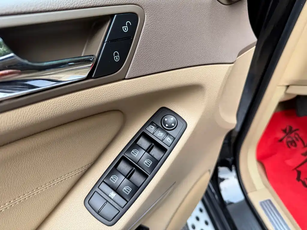 Mercedes-Benz M-Class 2010 — фото 27