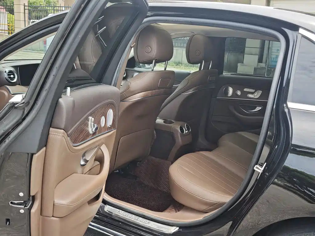 Mercedes-Benz E-Class 2019 — фото 16