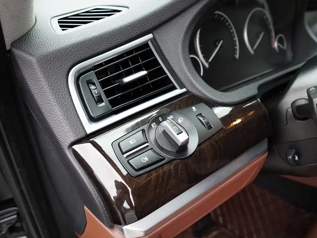 BMW 5 Series GT 2013 — фото 22