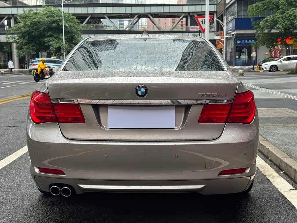 BMW 7 Series 2011 — фото 9