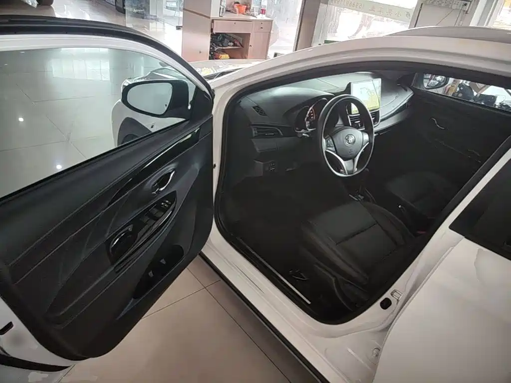 Toyota Yaris L 2022 — фото 16
