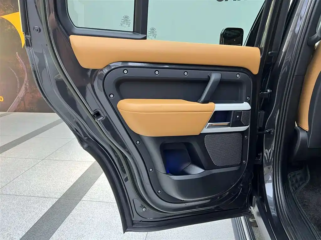 Land Rover Defender 2023 — фото 22