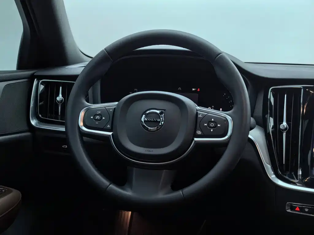 Volvo S60 2023 — фото 18