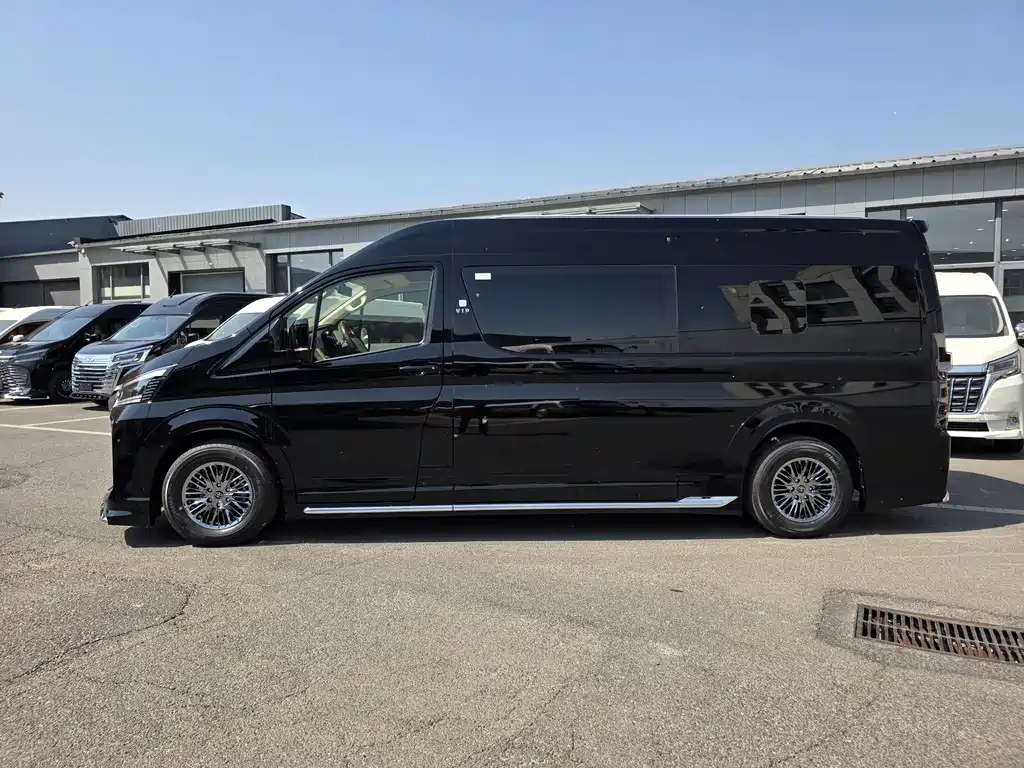 Toyota Hiace — фото 2