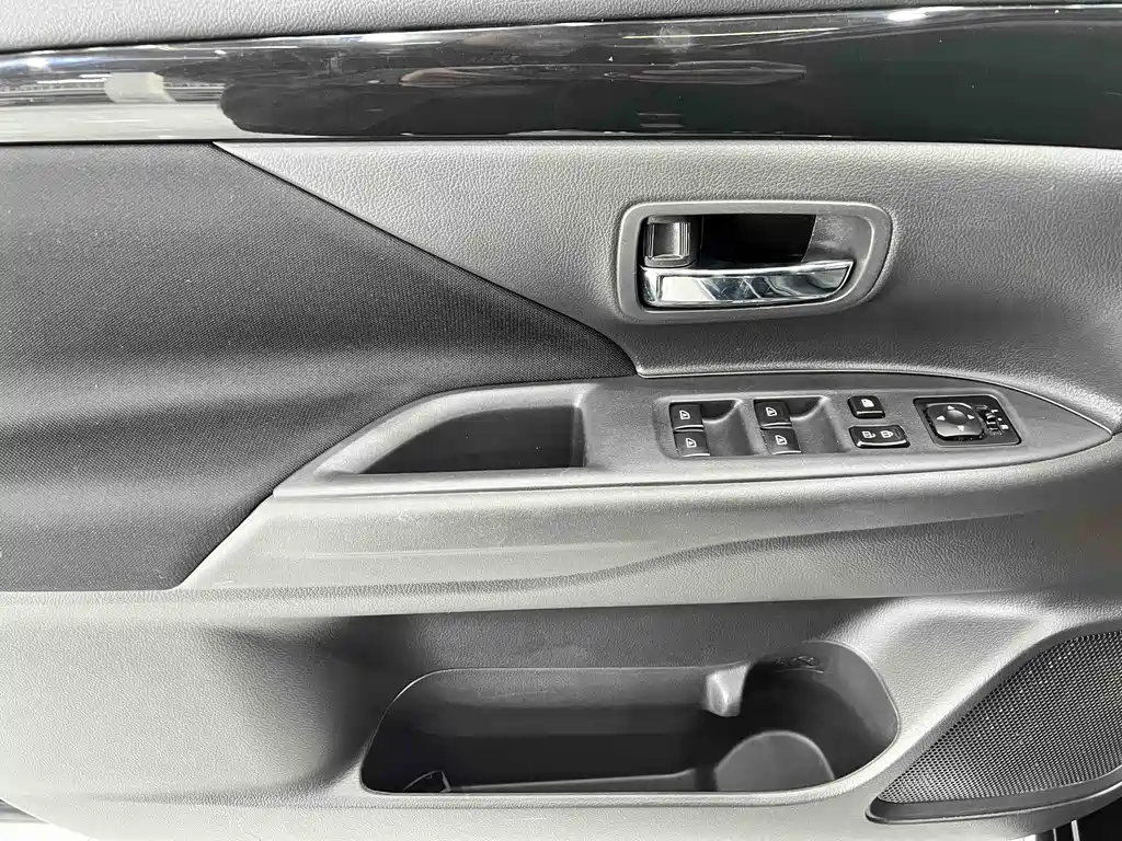 Mitsubishi Outlander 2022 — фото 8