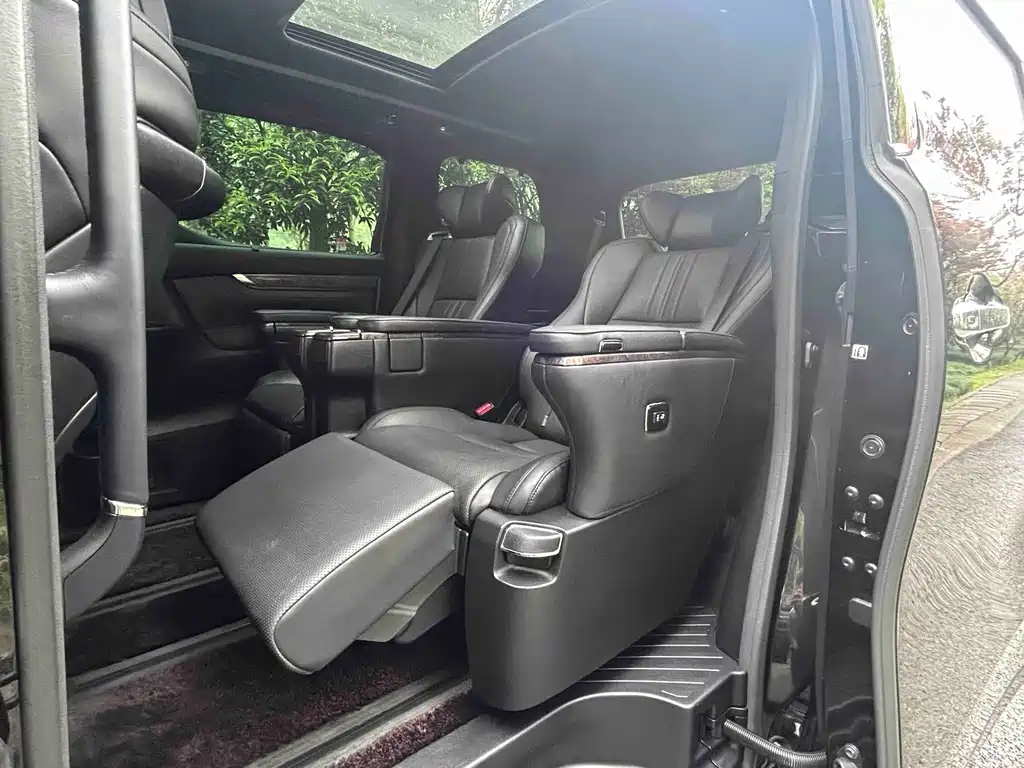 Toyota Vellfire 2023 — фото 11