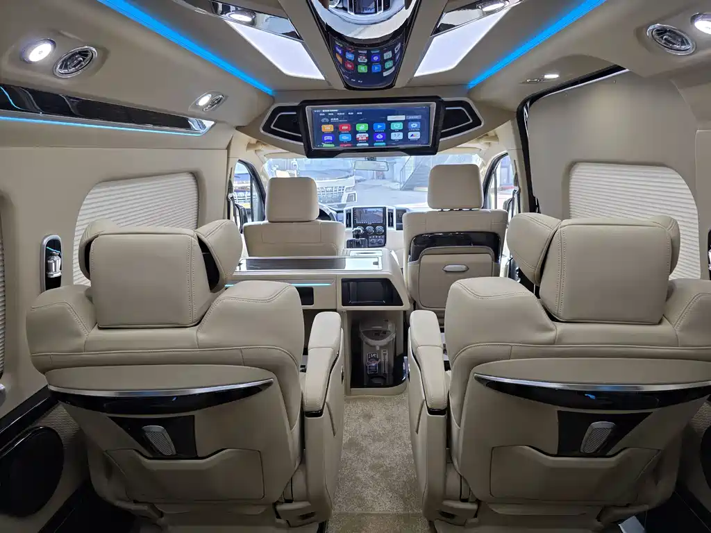 Toyota Hiace — фото 12