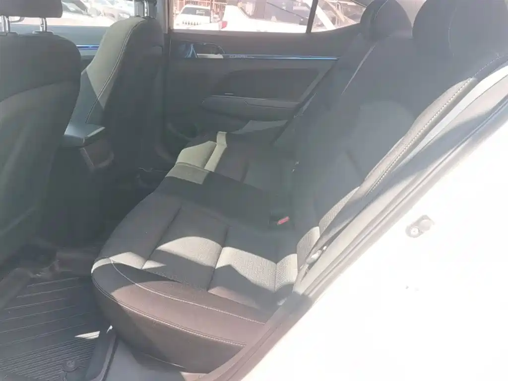 Hyundai Elantra 2018 — фото 17