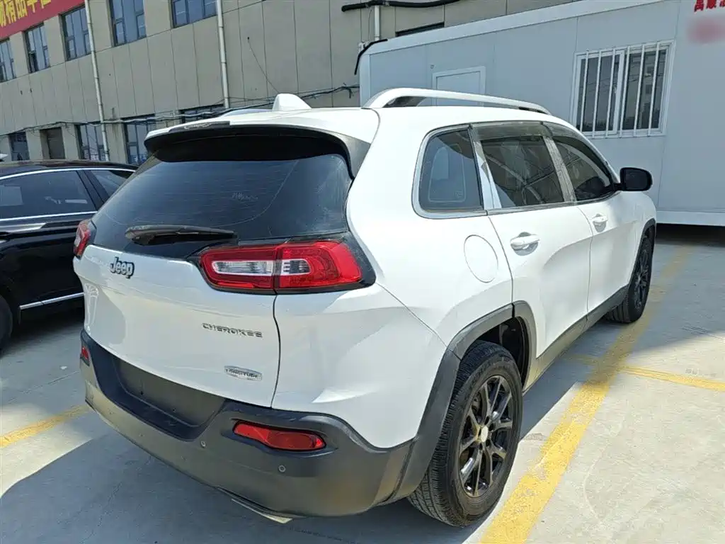 Jeep Cherokee 2016 — фото 7