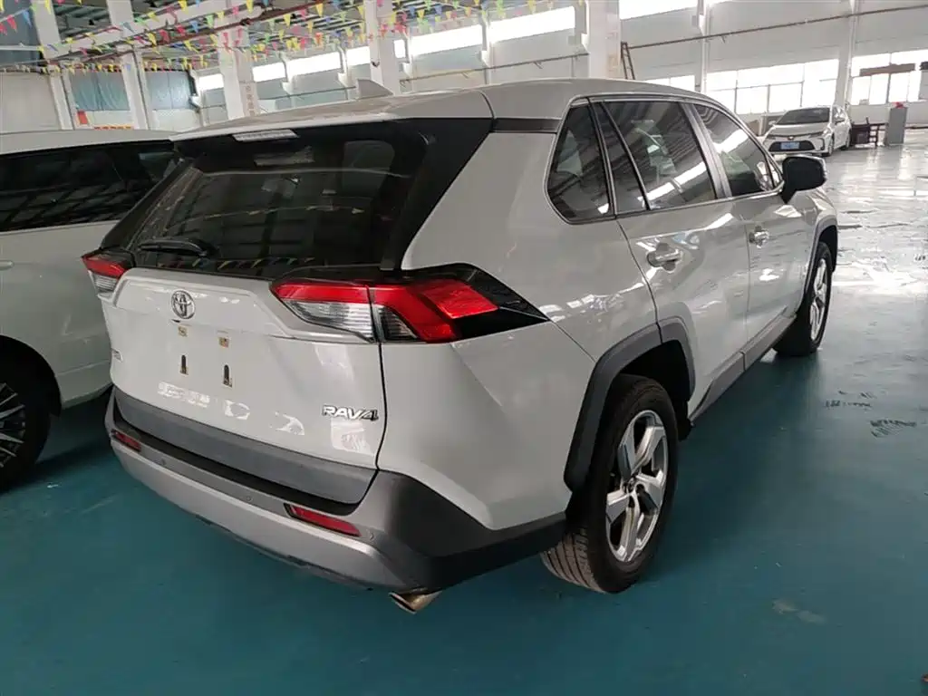 Toyota RAV4 2020 — фото 7