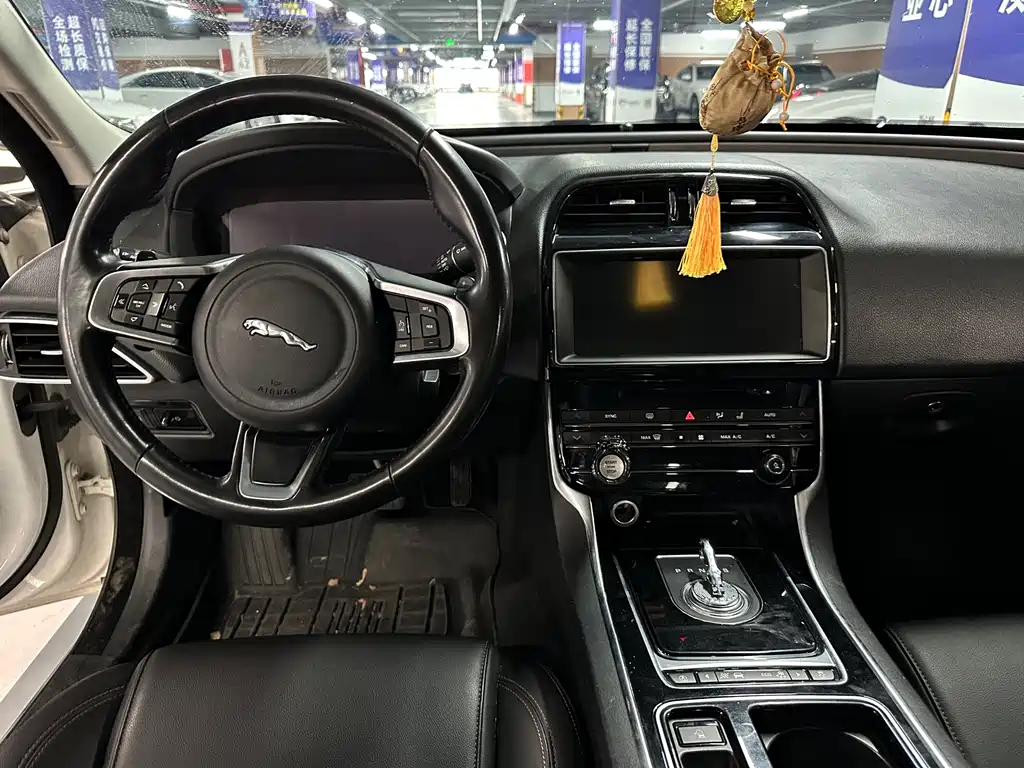 Jaguar XEL 2018 — фото 11
